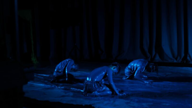 Tari Kontemporer Pukau Penonton di Taman Budaya Sumbar