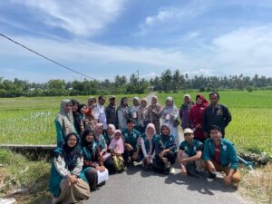 Mahasiswa KKN Universitas Andalas Gelar Demonstrasi Pupuk Organik Cair dan Perangkap Hama