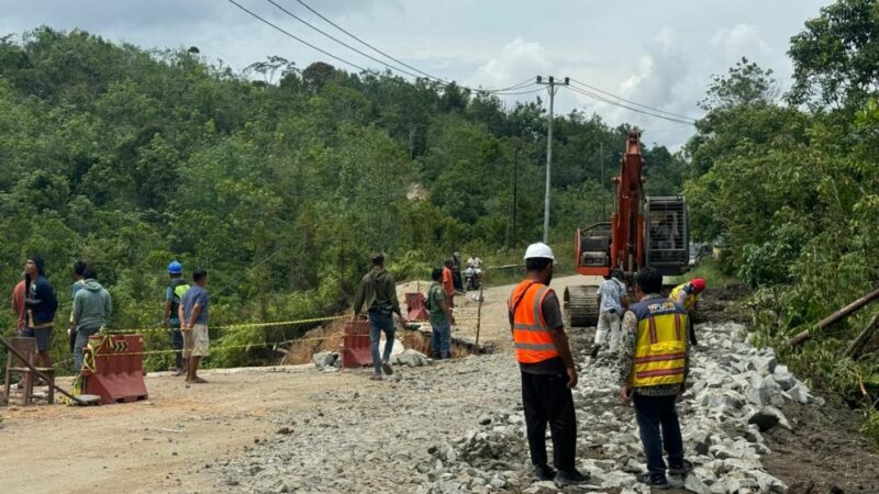 Perbaikan ruas Jalan Lintas Provinsi Riau-Sumbar yang terdampak longsor di Desa Tanjung Alai, Kecamatan XIII Koto Kampar, Kampar,