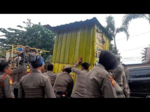 Sejumlah pedagang kaki lima (PKL) yang masih kedapatan berjualan di badan jalan dan fasilitas umum di kawasan Tabing, Koto Tangah