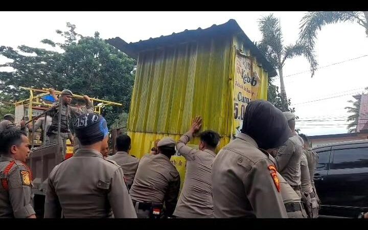 Sejumlah pedagang kaki lima (PKL) yang masih kedapatan berjualan di badan jalan dan fasilitas umum di kawasan Tabing, Koto Tangah