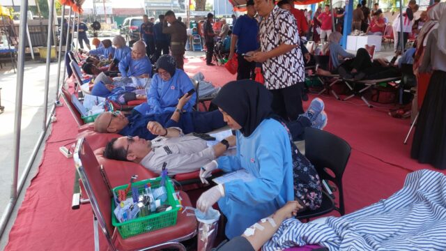 Seluruh ASN di Dinas Perdagangan Kota Padang, masyarakat, serta mitra dari BRI mengikuti kegiatan donor darah pada Kamis (8/8/2024).