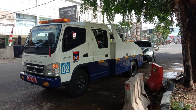 Tim gabungan yang terdiri dari Dinas Perhubungan, TNI/Polri dan Diskominfo Kota Padang melakukan penertiban terhadap kendaraan