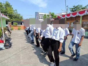 Satpol PP Kota Padang mengamankan 27 pelajar yang kedapatan bolos saat proses belajar mengajar berlangsung pada Selasa (13/8/2024).