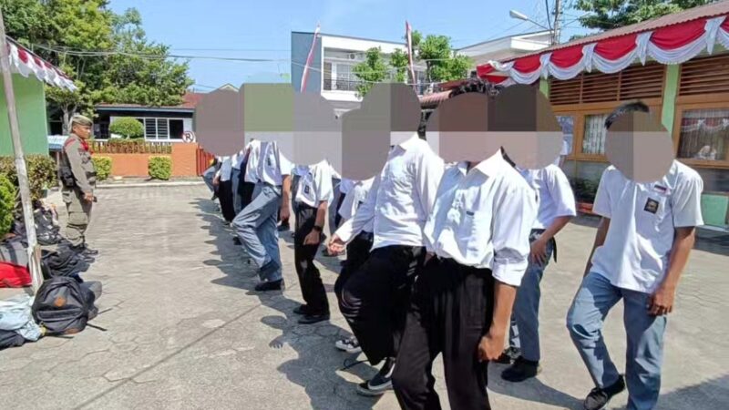 Satpol PP Kota Padang mengamankan 27 pelajar yang kedapatan bolos saat proses belajar mengajar berlangsung pada Selasa (13/8/2024).