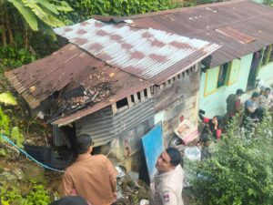 Hujan deras yang melanda Kota Padang pada Selasa (27/8/2024) pagi menyebabkan tanah longsor di Kelurahan Batang Arau, Padang Selatan.