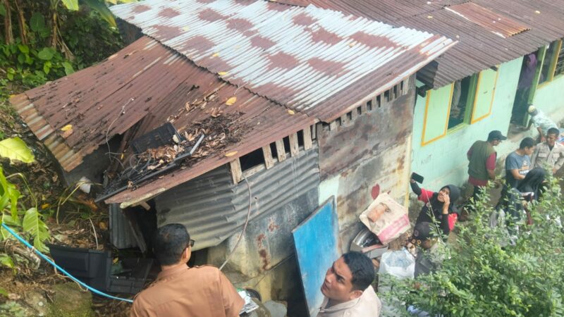 Hujan deras yang melanda Kota Padang pada Selasa (27/8/2024) pagi menyebabkan tanah longsor di Kelurahan Batang Arau, Padang Selatan.