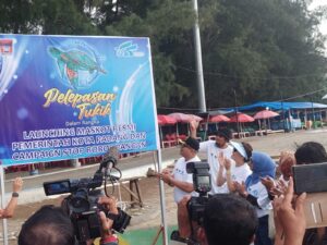 Pemko melaunching penyu sebagai maskot resmi Kota Padang. Launching maskot Kota Padang ini ditandai dengan pelepasan 355 tukik atau anak penyu
