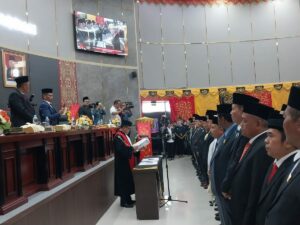 Sebanyak 45 anggota DPRD Padang periode 2024-2029 resmi dilantik, Rabu (14/8/2024). Pengambilan sumpah janji digelar di Gedung DPRD yang baru