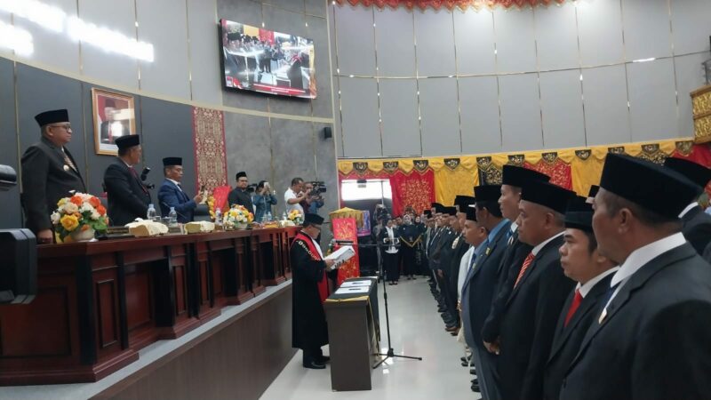 Sebanyak 45 anggota DPRD Padang periode 2024-2029 resmi dilantik, Rabu (14/8/2024). Pengambilan sumpah janji digelar di Gedung DPRD yang baru