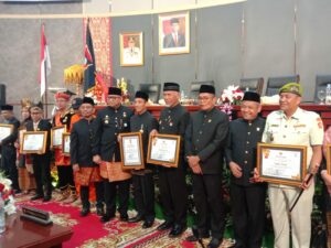 Pemko menyerahkan pin emas kepada 12 tokoh kehormatan Kota Padang. Pin emas itu diserahkan pada Paripurna Istimewa DPRD Kota Padang