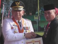 Sebanyak 126 Pegawai Negeri Sipil (PNS) Pemko Padang menerima anugerah tanda kehormatan Satyalancana Karya Satya dari Presiden Republik