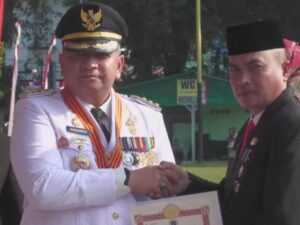 Sebanyak 126 Pegawai Negeri Sipil (PNS) Pemko Padang menerima anugerah tanda kehormatan Satyalancana Karya Satya dari Presiden Republik