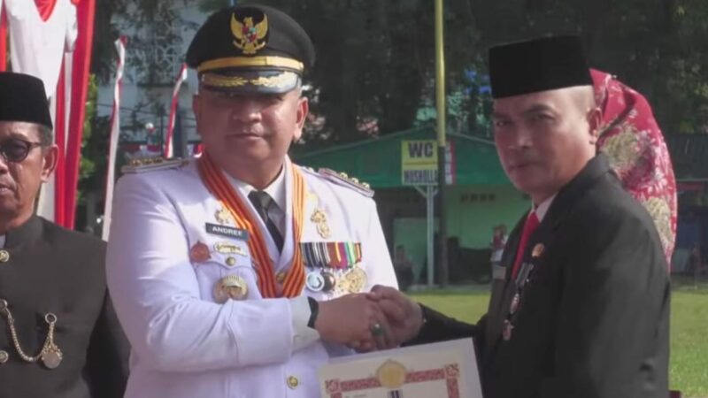 Sebanyak 126 Pegawai Negeri Sipil (PNS) Pemko Padang menerima anugerah tanda kehormatan Satyalancana Karya Satya dari Presiden Republik