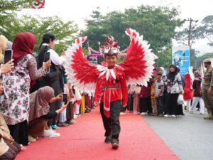 Ribuan mata terpesona saat anak-anak dari berbagai jenjang pendidikan di Padang Panjang memamerkan busana daur ulang dalam Festival Merah