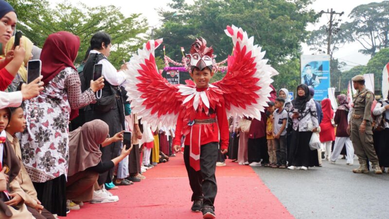 Ribuan mata terpesona saat anak-anak dari berbagai jenjang pendidikan di Padang Panjang memamerkan busana daur ulang dalam Festival Merah