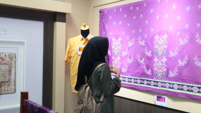 SURI Pamerankan "Batik Sunyi" Bermotif Iluminasi Manuskrip Minangkabau Karya Teman Tuli