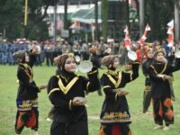 Parade Senja Hibur Warga pada Upacara Penurunan Bendera Merah Putih di Padang