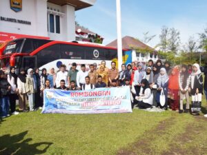 Pemko Pariaman memberangkatkan 23 mahasiswa dari daerah tersebut yang lulus di Telkom University (Tel U) Bandung pada Senin (26/8/2024).