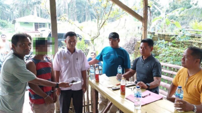 Seorang nelayan berinisial ZD (47) ditangkap oleh Satuan Reserse Narkoba Polres Pasaman Barat di Jorong Sakato Jaya, Nagari Sungai Aua,