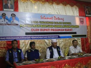 Bupati Pasbar Serahkan Bantuan 22 Unit Rumah Korban Gempa Kategori Rusak Sedang
