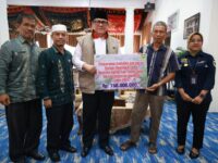 Kemensos RI menyerahan santuanan bagi 10 orang ahli waris korban hilang bencana banjir bandang dan tanah longsor di Tanah Datar.