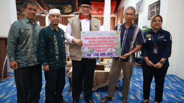 Kemensos RI menyerahan santuanan bagi 10 orang ahli waris korban hilang bencana banjir bandang dan tanah longsor di Tanah Datar.