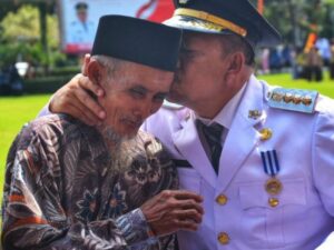 Tulih St Kalipah, di Usia 76 Tahun Kibarkan Merah Putih di Ketinggian 80 Meter