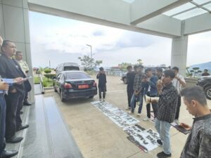 Sejumlah mahasiswa dari Program Studi Hukum Tata Negara, Fakultas Syariah, UIN Imam Bonjol Padang, yang dipimpin oleh Aulia Eka Putra,