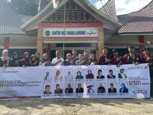 Mahasiswa UIN Imam Bonjol Padang yang melaksanakan Kuliah Kerja Nyata (KKN) di bagian Rao Utara, Languang Pasaman Timur ikut membantu dalam