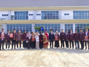 UIN Imam Bonjol Padang menggelar upacara memperingati Hari Kemerdekaan Republik Indonesia ke-79 dengan penuh semangat di lapangan