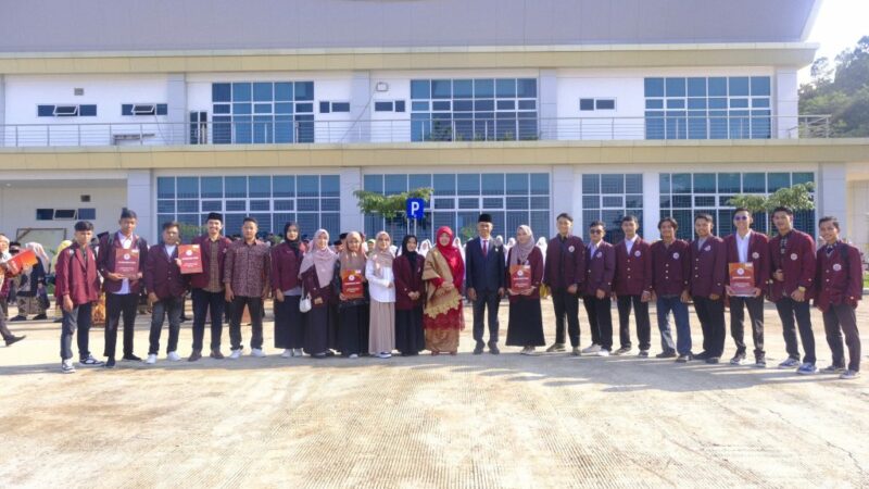 UIN Imam Bonjol Padang menggelar upacara memperingati Hari Kemerdekaan Republik Indonesia ke-79 dengan penuh semangat di lapangan