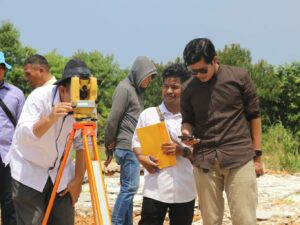 Masjid baru UIN Imam Bonjol Padang akan segera dibangun. dosen Ilmu Falak dari Fakultas Syariah melakukan penentuan arah kiblat.