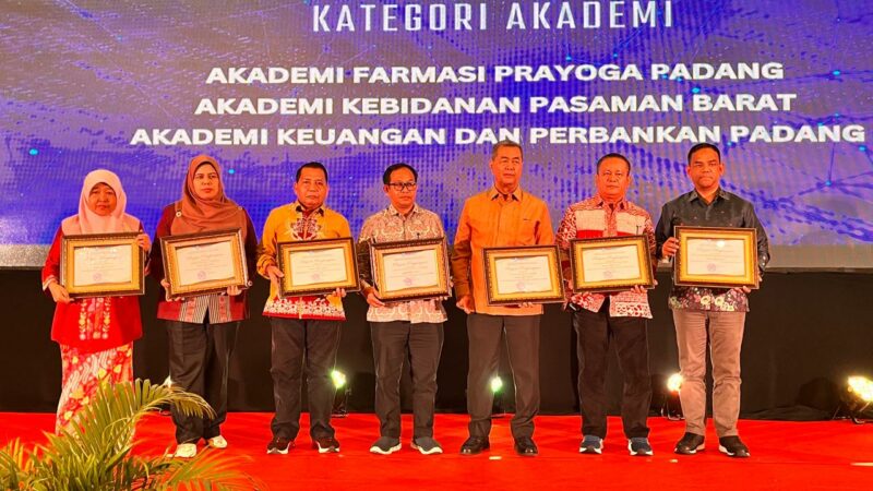 Universitas Muhammadiyah Sumatera Barat (UM Sumbar) menerima empat anugerah dari Lembaga Layanan Pendidikan Tinggi (LLDIKTI) Wliayah X.