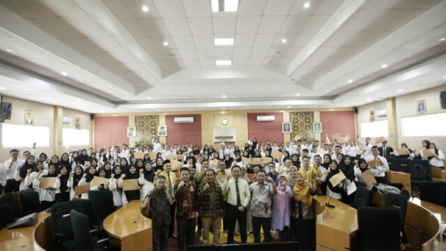 Universitas Negeri Padang (UNP) menyerahkan 129 Surat Keputusan (SK) Pengangkatan CPNS dan 11 SK Pengangkatan PPPK. Penyerahan SK