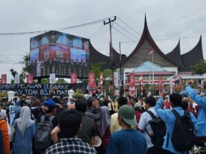 Elemen masyarakat dari mahasiswa, kelompok masyarakat sipil hingga pengemudi ojek online atau ojol akan demo DPRD Sumbar siang ini