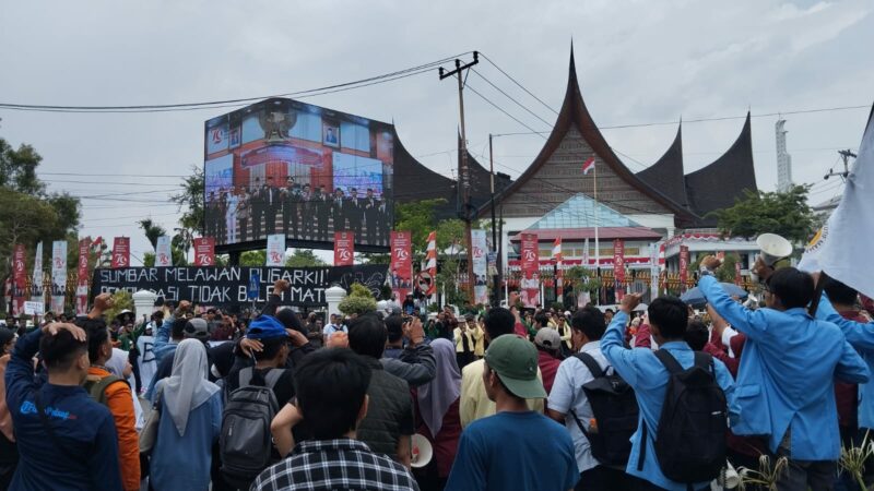 Elemen masyarakat dari mahasiswa, kelompok masyarakat sipil hingga pengemudi ojek online atau ojol akan demo DPRD Sumbar siang ini