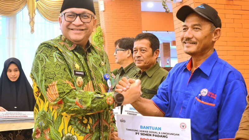 Semen Padang Serahkan Rp3 Miliar Dana Forum Nagari, Pj Wako Andree Beri Apresiasi
