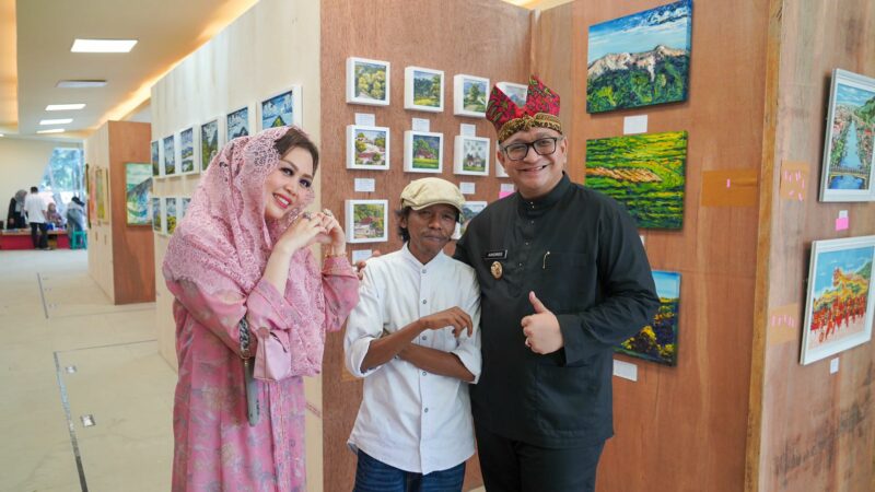 Pj Wako Padang Andree Algamar Beli Lukisan Jembatan Siti Nurbaya