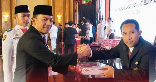 Pj Wali Kota Padang Panjang, Sonny Budaya Putra menerima duplikat bendera pusaka dari Kepala Badan Pembinaan Ideologi Pancasila (BPIP),