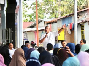 Anggota DPR RI asal Sumatra Barat (Sumbar) Andre Rosiade berbagi ratusan paket sembako di Kampung Baru, Kelurahan Kurao Padang