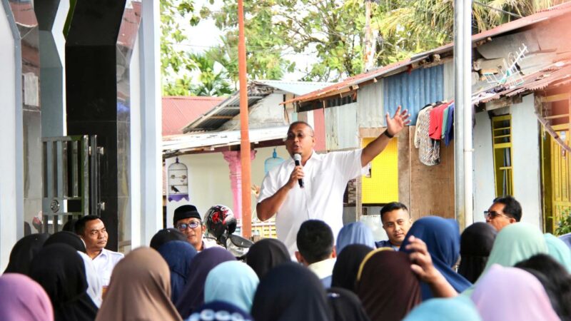 Anggota DPR RI asal Sumatra Barat (Sumbar) Andre Rosiade berbagi ratusan paket sembako di Kampung Baru, Kelurahan Kurao Padang