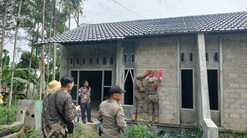 Dinas PUPR Payakumbuh melakukan penyegelan bangunan terhadap bangunan yang melanggar peraturan perundang–undangan pada Kamis (8/8/2024).