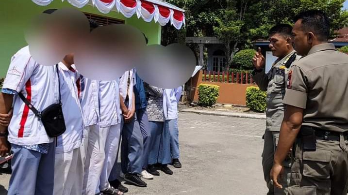 Satpol PP Padang kembali mengamankan sejumlah pelajar yang asyik nongkrong saat jam belajar pada Rabu. Kali ini ada delapan pelajar