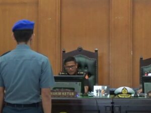Serda Adan Aryan Marsal, terdakwa kasus pembunuhan casis Bintara TNI AL bernama Iwan Sutrisman Telaumbaua (21 tahun) menjalani sidang perdana di Pengadilan Militer 1-03 Padang, Rabu (14/8/2024).