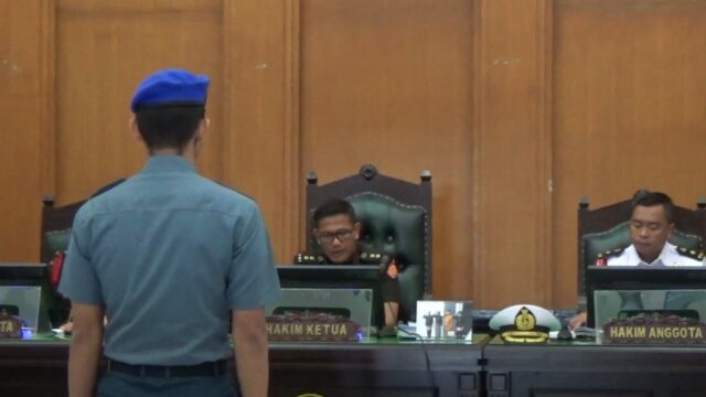 Serda Adan Aryan Marsal, terdakwa kasus pembunuhan casis Bintara TNI AL bernama Iwan Sutrisman Telaumbaua (21 tahun) menjalani sidang perdana di Pengadilan Militer 1-03 Padang, Rabu (14/8/2024).