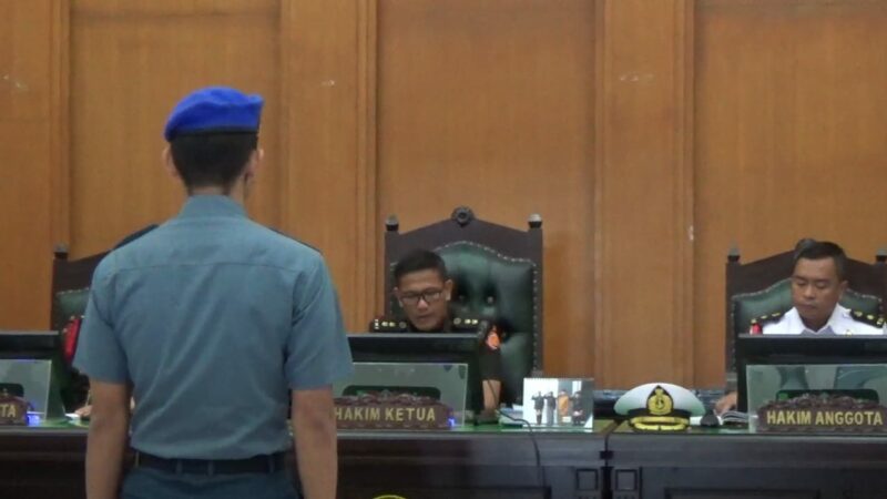 Serda Adan Aryan Marsal, terdakwa kasus pembunuhan casis Bintara TNI AL bernama Iwan Sutrisman Telaumbaua (21 tahun) menjalani sidang perdana di Pengadilan Militer 1-03 Padang, Rabu (14/8/2024).