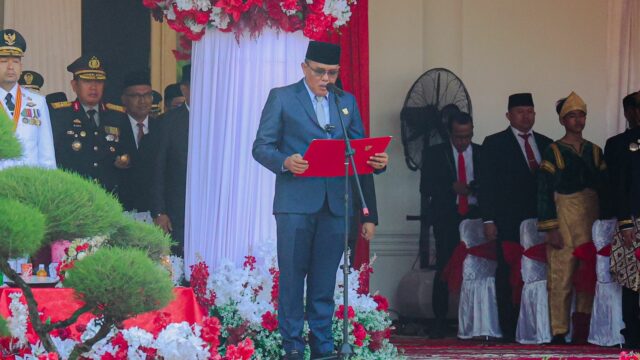Ketua DPRD Sumbar Supardi bertindak sebagai pembaca proklamasi pada Upacara Peringatan HUT Kemerdekaan ke-79 RI di Istana Gubernur Sumbar.