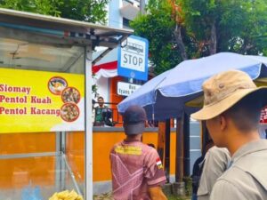 Satpol PP Padang menertibkan PKL yang berjualan di badan jalan di Jalan Bundo Kanduang, Kecamatan Padang Barat, tepatnya di depan SMKN 9,
