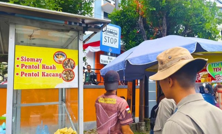 Satpol PP Padang menertibkan PKL yang berjualan di badan jalan di Jalan Bundo Kanduang, Kecamatan Padang Barat, tepatnya di depan SMKN 9,